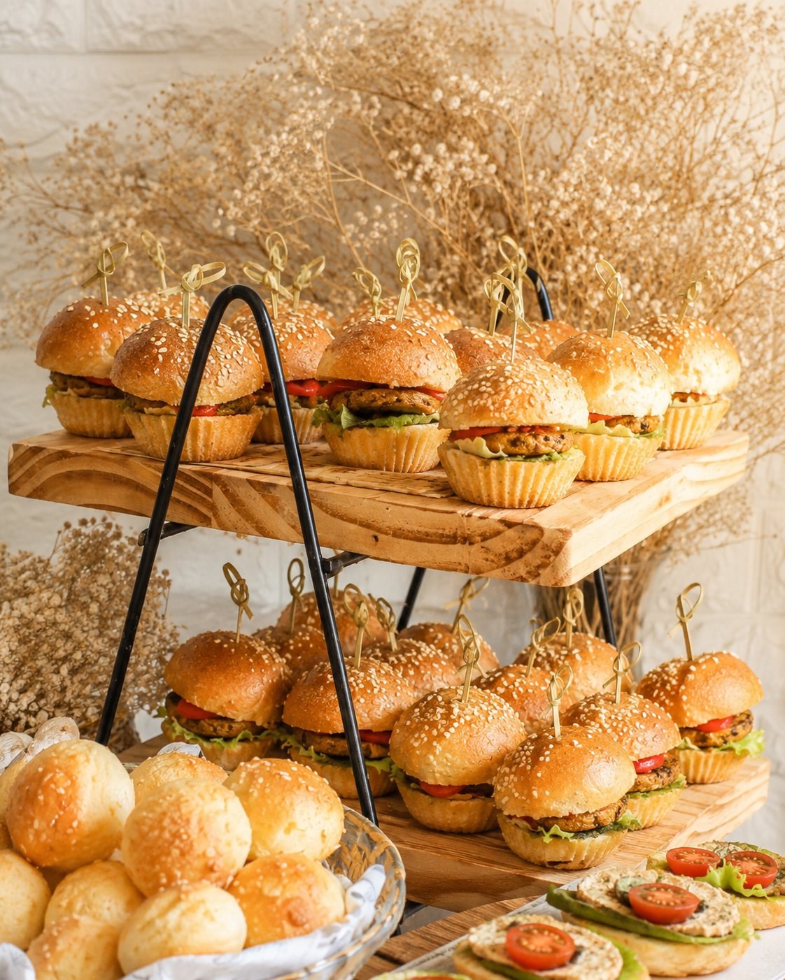 Mini hambúrgueres veganos com pão nuvem em arranjo de festa